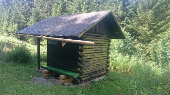 Schutzhütte mit Holzdachrinne